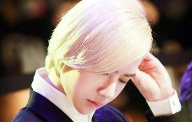 17岁的王一博作为尤尼克斯成员正式出道.