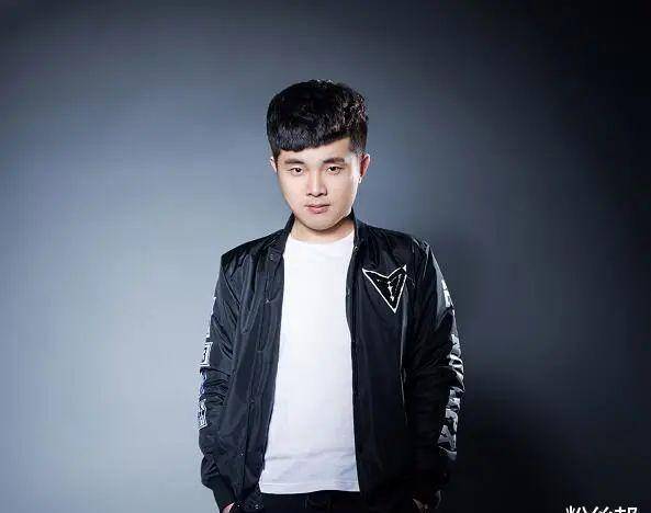 原创yy雨轩和红秀坊解约离开456公会自己单干出镜之路并不好走