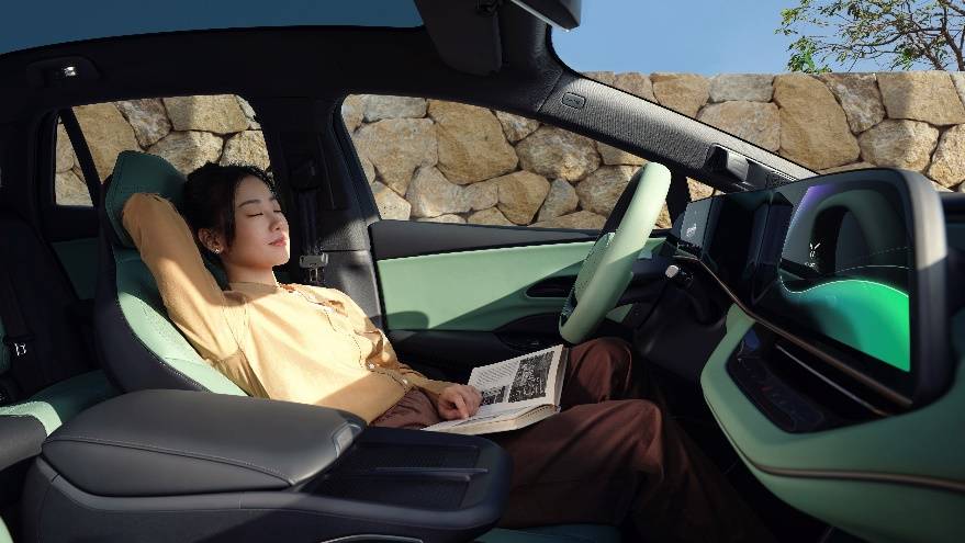 座椅采用泡沫 软泡 蒙皮软泡 蒙皮的四层结构,搭配布局在坐垫芯部