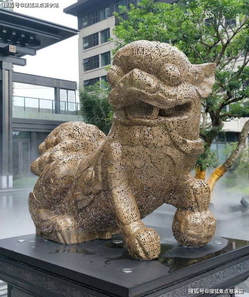 "万寿无疆"广场铺地图,中间是寿字祥纹,四周蝙蝠环绕,寓意:四福捧寿
