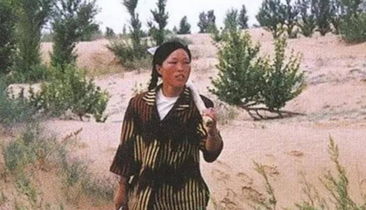 1985年,陕西女孩嫁到沙漠,几次逃离未果,15年后国家为她颁奖_殷玉珍