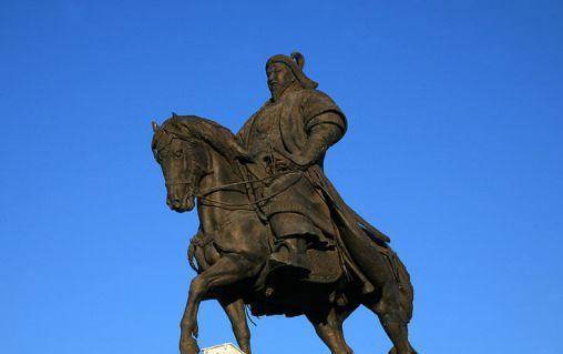 最初抢来的就是忽兰,这个女子是答亦儿兀孙的女儿,被成吉思汗击败后