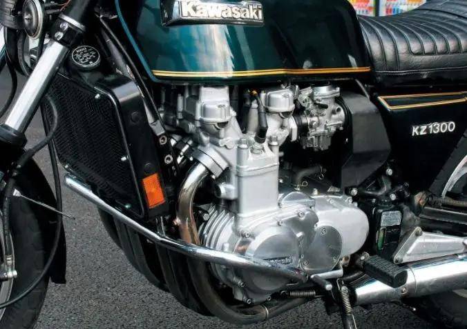 不过,z1300的风格却与运动车款cbx截然不同,主要是以加入轴传动等高级