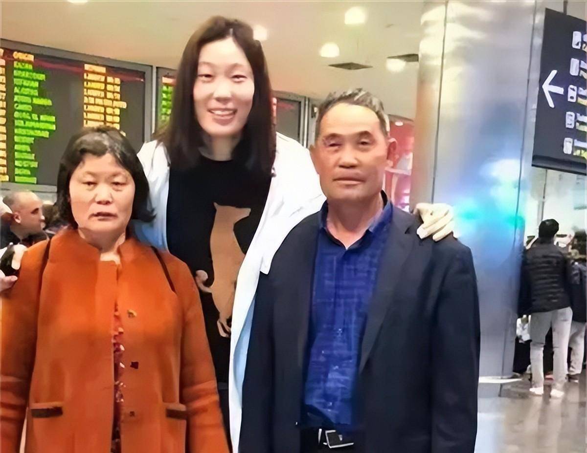 原创朱婷家庭现状父母不再务农5姐妹感情很深厚