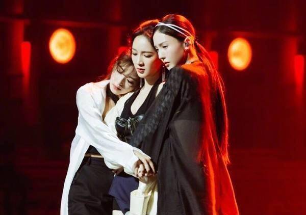 金晨也是挺喜欢的小姐姐,认为她有出道的实力,但也挺看好孟佳的,加上