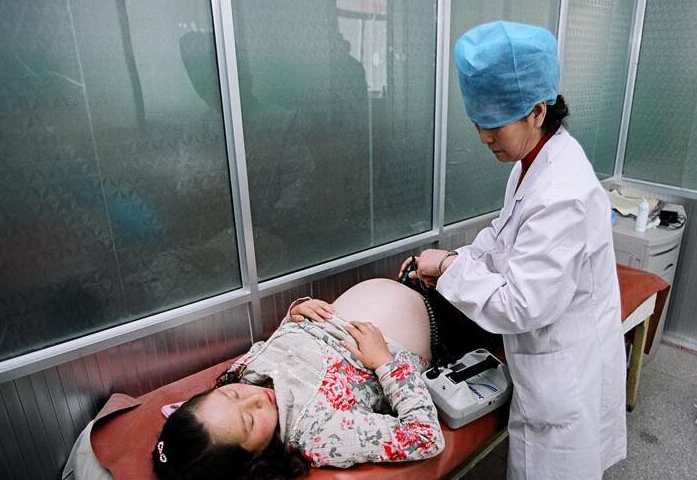 产妇意味着母亲已经完成了与婴儿的蹲守，母亲进行了十次产前检查，婴儿也进行了十次检查。看完之后她晕_新生儿_老公_体重。