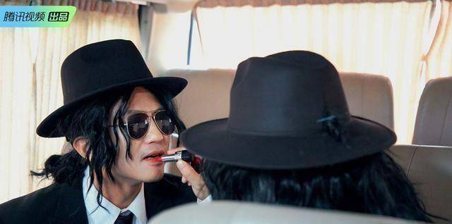 主办方邀请多位模仿者参加,邓超,黄渤装扮成迈克尔杰克逊,在众人不知