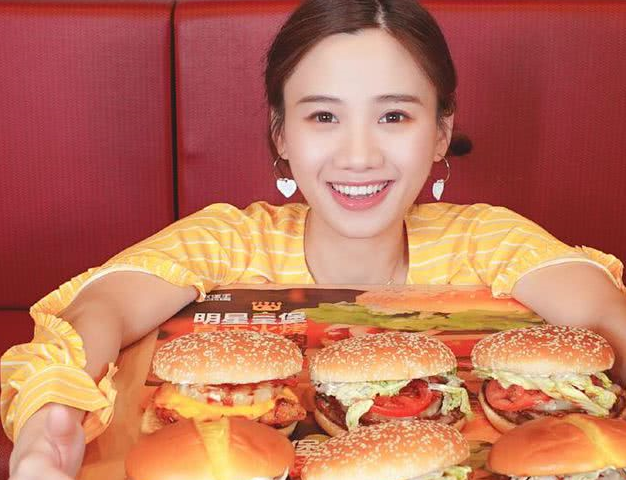 原创网红大胃王密子君胖成球打败壮汉吃40斤龙虾速食十桶火鸡面