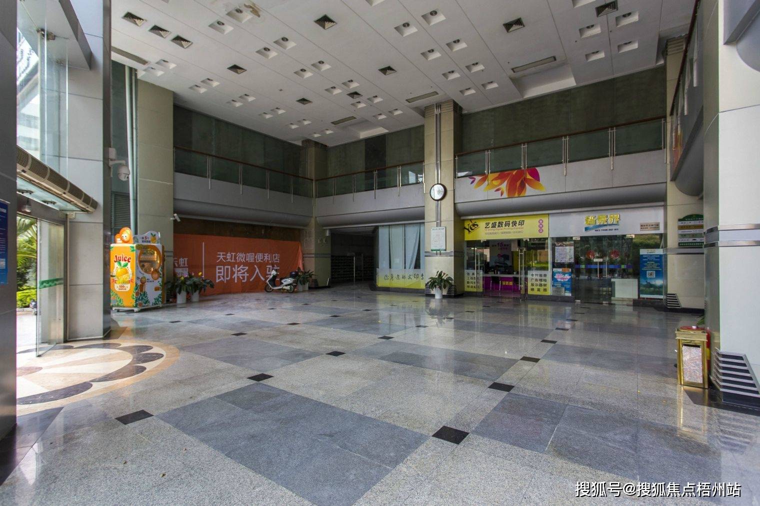 深圳苍松大厦租120人独立办公室精装修带家具交通便利可注册