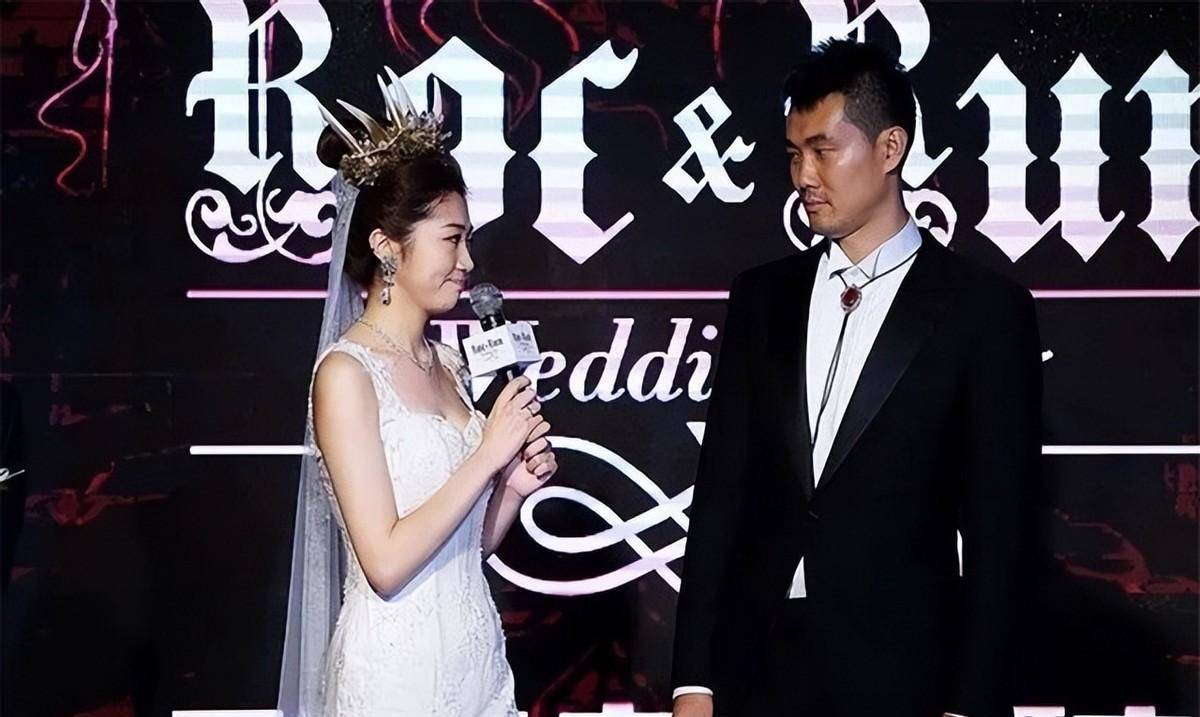 原创39岁王仕鹏近况退役专注解说海归娇妻身材曼妙