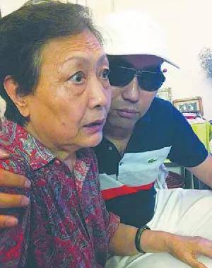 吴山与母亲陈凌霞儿子吴山不忍母亲如此痛苦,所以一纸诉状将亲生父亲