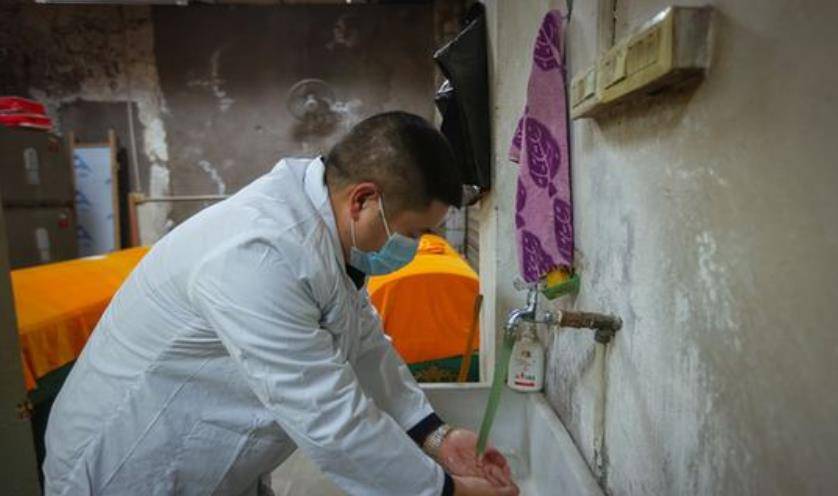 太平间员工:月薪大约2500元,为何很少有人主动辞职?_工作_尸体_生活