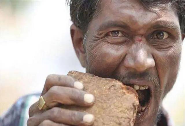 原创古代有4大灾害当大饥荒来临时难民宁啃难吃的树皮也不抓鱼吃