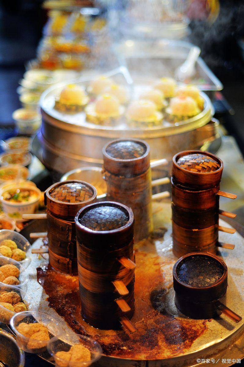 其他:豆汁,焦圈,爆肚,炒肝,面茶,糖花卷,艾窝窝,糖葫芦,麻酱火烧,门钉