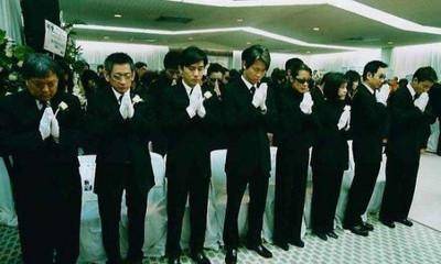 实拍梅艳芳葬礼刘德华等抬棺赵文卓送的花篮上八个字引人注目