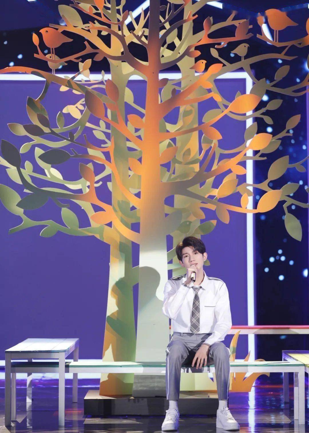 原创原创快乐大本营王源偷瞄台本被抓包抽二条时小动作也很戳人