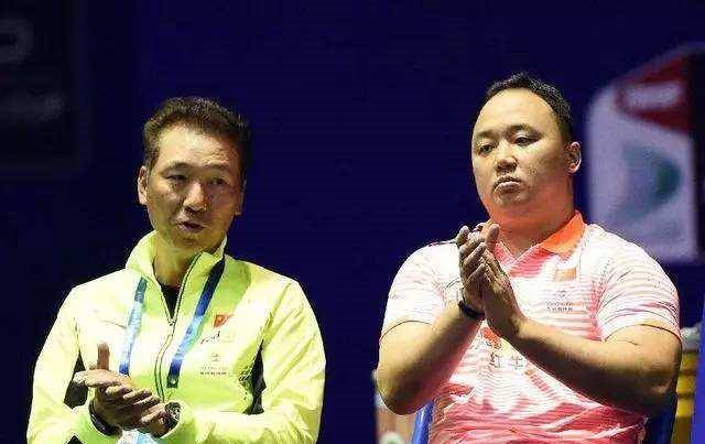 原创43岁世界冠军退居二线胖成200斤油腻大叔却迎娶花游美女冠军