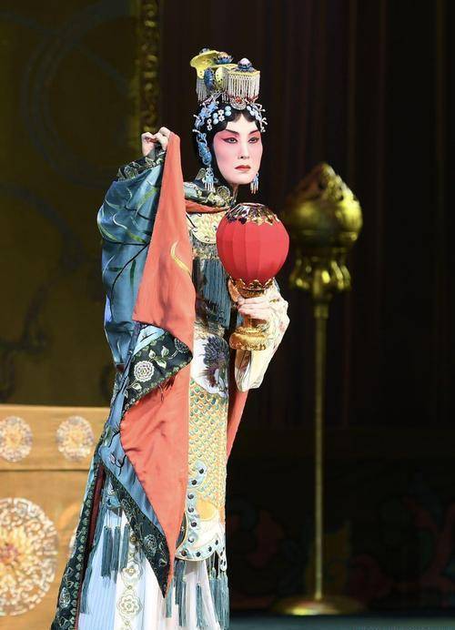 当今京剧演员张火丁热度很高兰文云评价很高于魁智露脸较多