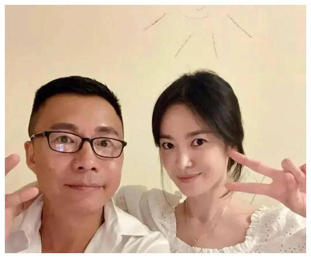 宋慧乔与男友自拍魅力白衬衫嫣然水蜜桃