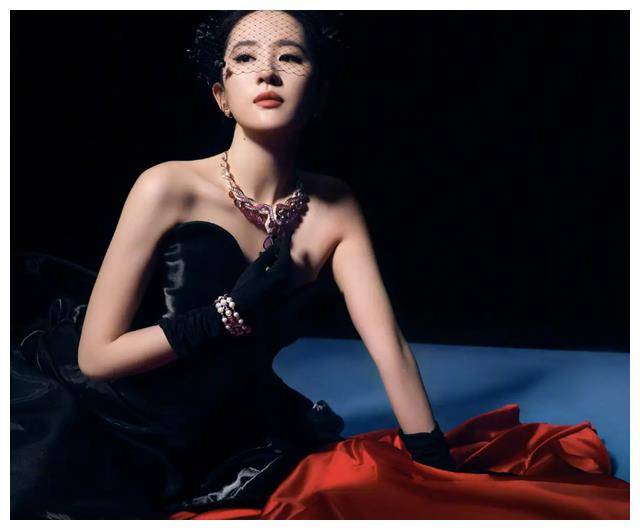 刘亦菲展现多面魅力写真惊艳亮相复古贵气冷艳令人着迷