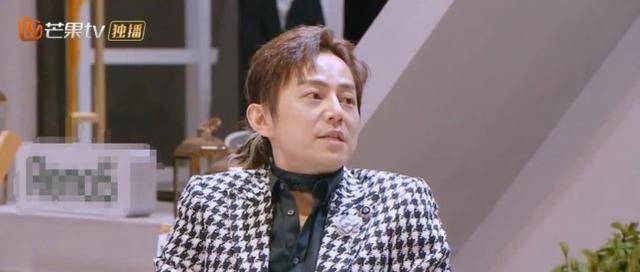 同时几个人都提到了凶手"男扮女装",这个时候何炅瞬间开口,表示凶手