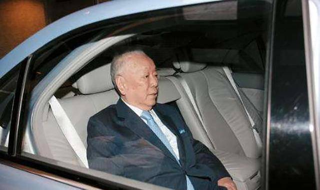 原创香港富豪许世勋逛平价商场与店家砍价97岁去世后留下420亿遗产