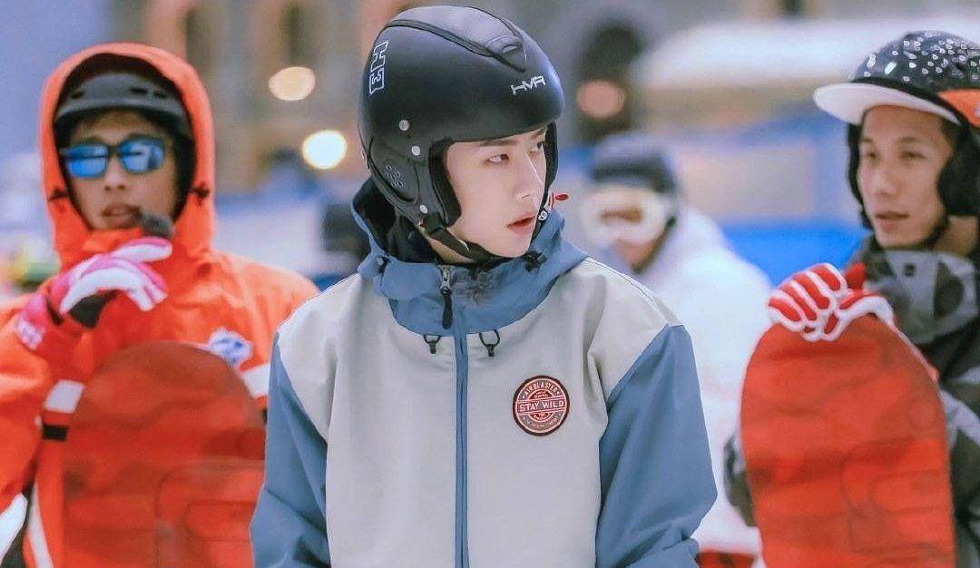 王一博"动漫摔"之后还有抿嘴系列,不允许"摩托姐姐"没看过_视频_滑雪