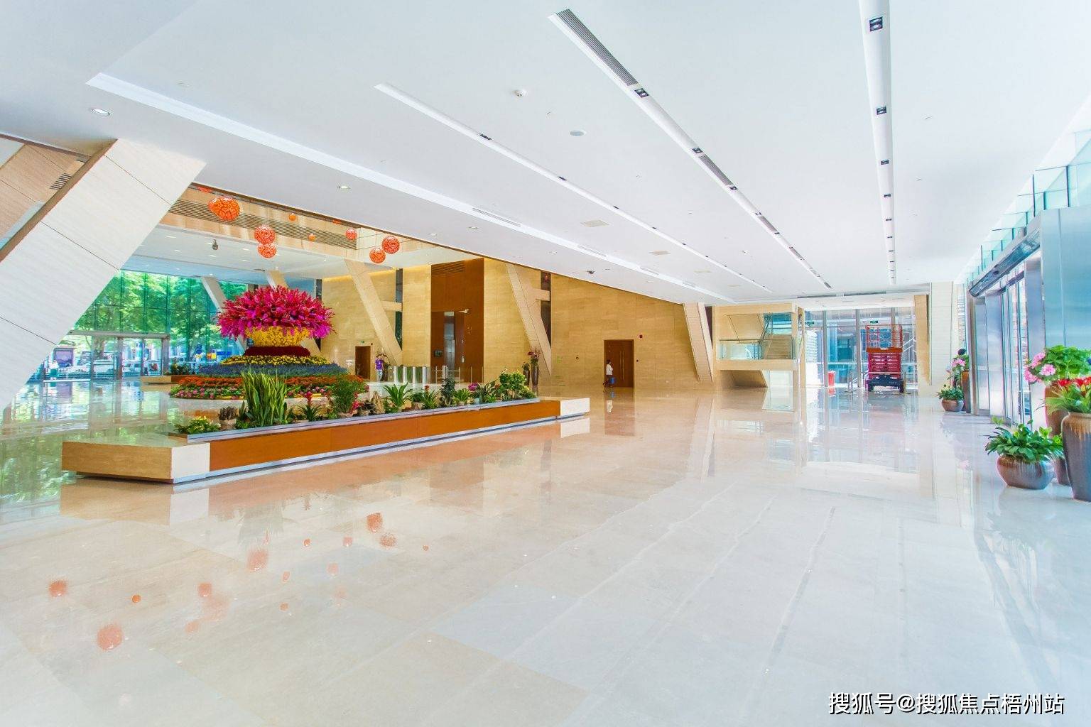 深圳投行大厦租120人独立办公室精装修带家具交通便利可注册