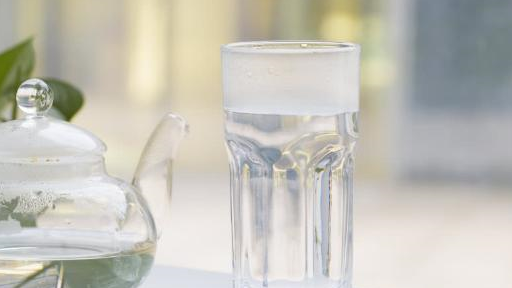 原创早上起床空腹喝水会给肾增加负担再不走出误区身体难承受