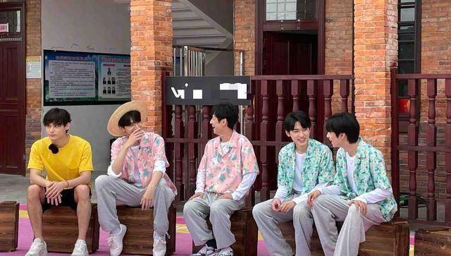 全员骑电动车,15岁的刘耀文只能蹬三轮车,画风过于搞笑_宋亚轩_孩子