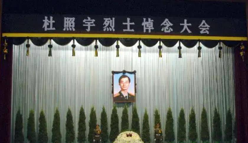 原创2006中国军人被以色列炸死联合国为其降半旗印军拼死抢回遗体