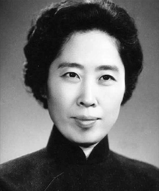 原创王光美追悼会93岁的谷牧坚持坐轮椅送别儿子刘源行最后的军礼