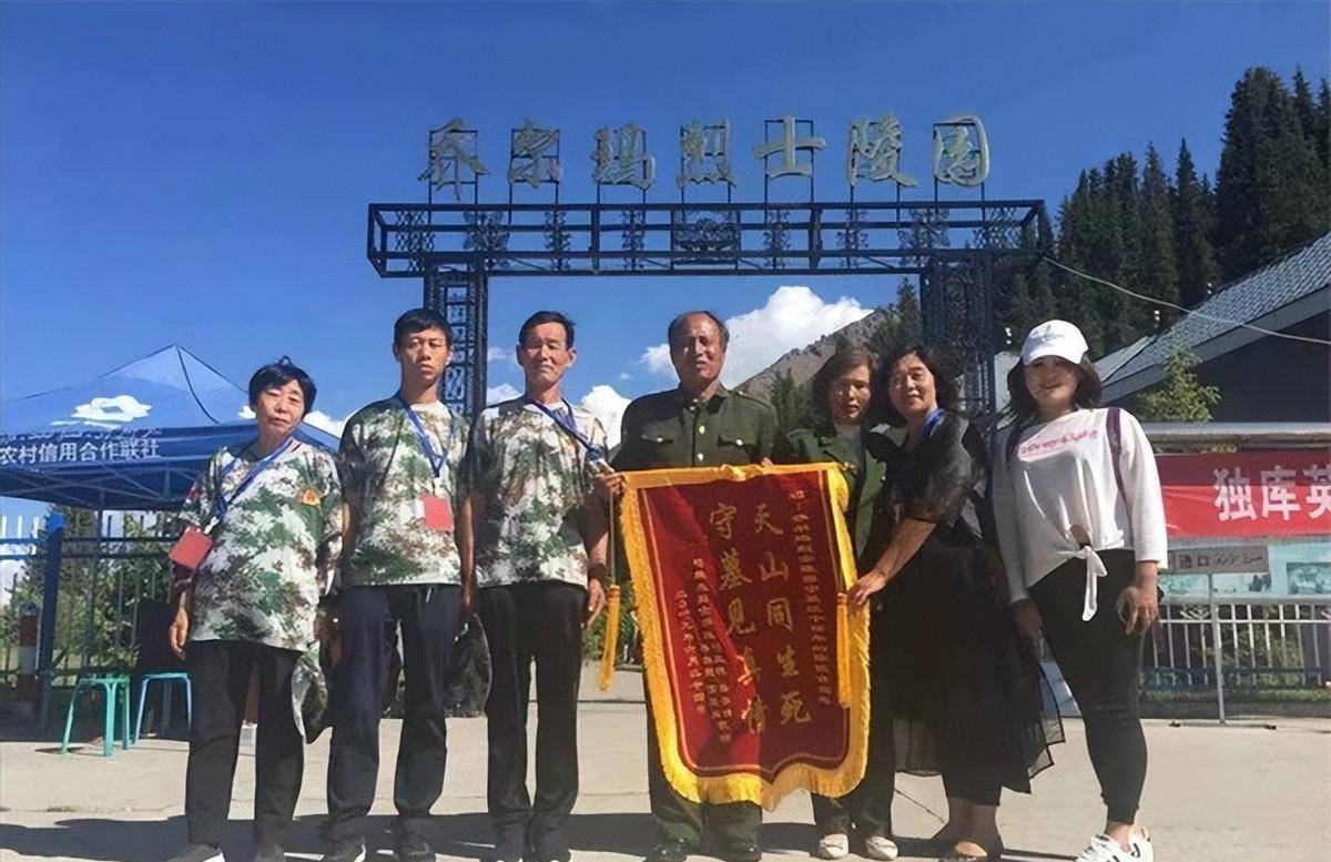 原创时隔44年妹妹接牺牲的大哥回家见到天山守墓人她泣不成声