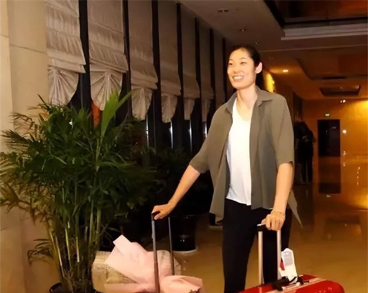 原创朱婷家庭现状父母不再务农5姐妹感情很深厚