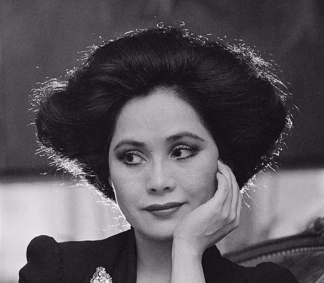 苏加诺对黛薇夫人的宠爱可以说是无人能及的.