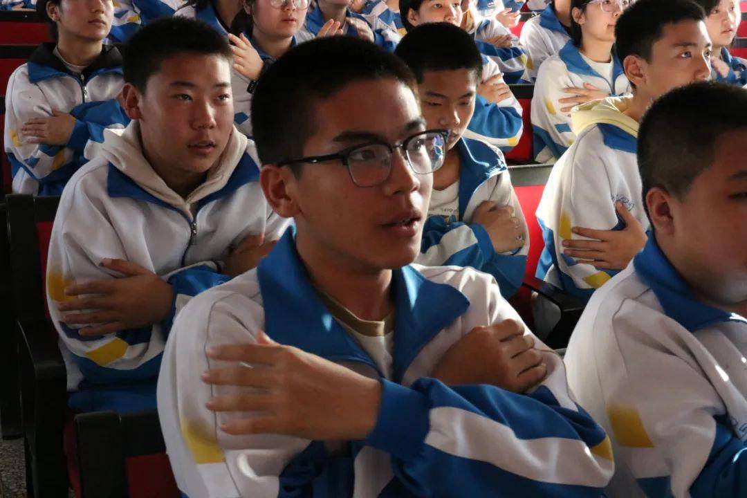 原创新疆五家渠第二中学燃烧青春追逐梦想励志讲座举办