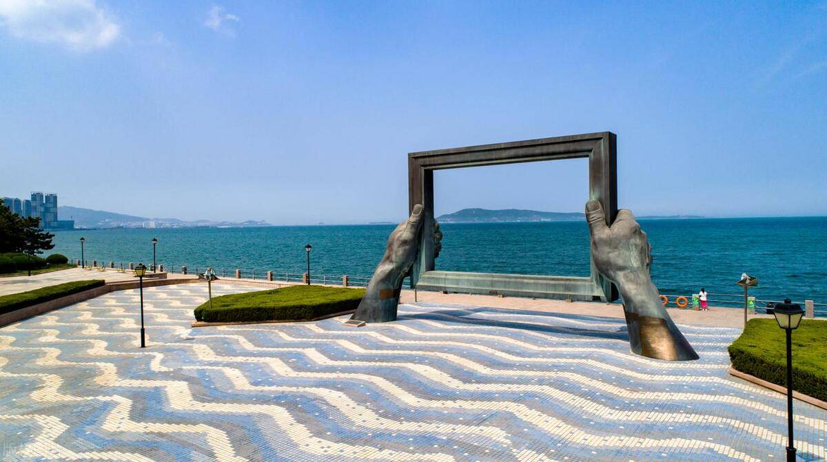 一座自带滤镜的海滨城市,威海公是国内最大的海滨广场之一,有手握相框