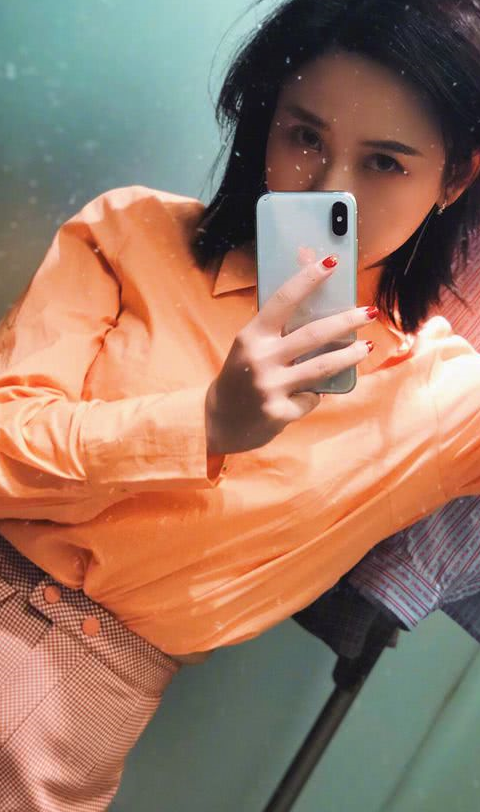 这是什么神仙体重啊~但是在一期直播中,密子君依旧吃了很多,但是镜头