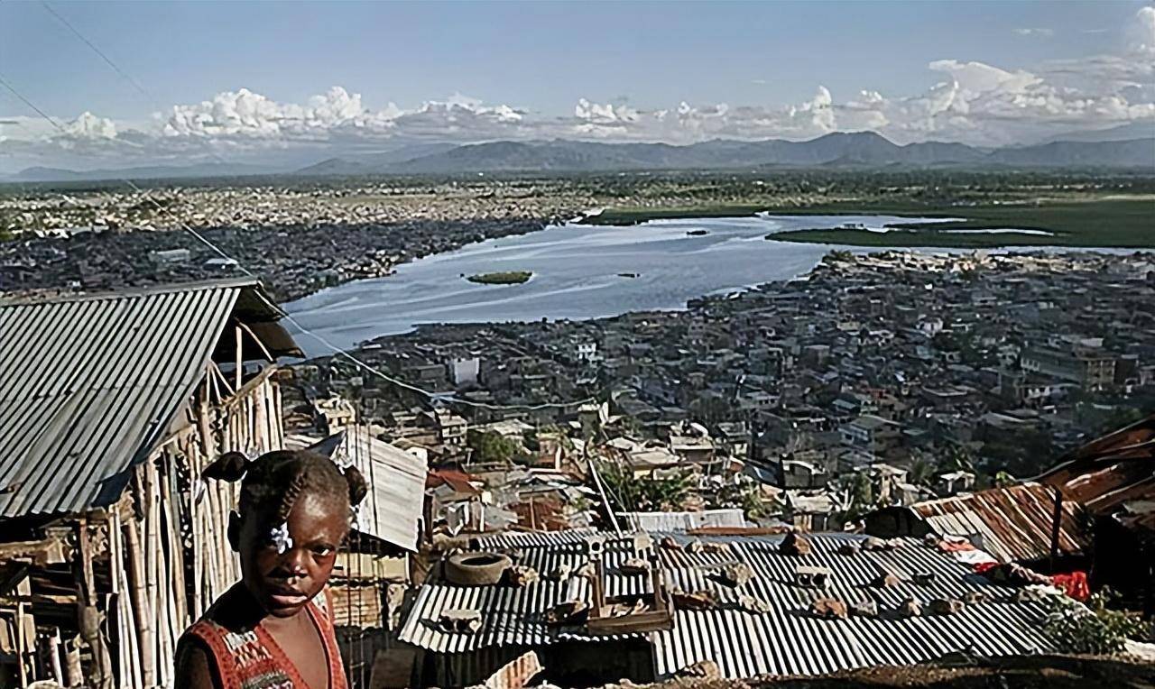 原创2021年海地总统遇刺左眼被挖鲜血沾满白衬衫公文包被枪手拿走