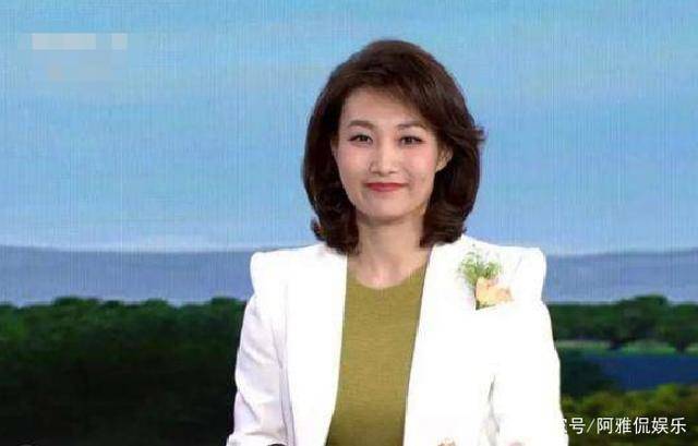 原创她是新闻联播主持人摘下戴了13年的假发减龄10岁不止