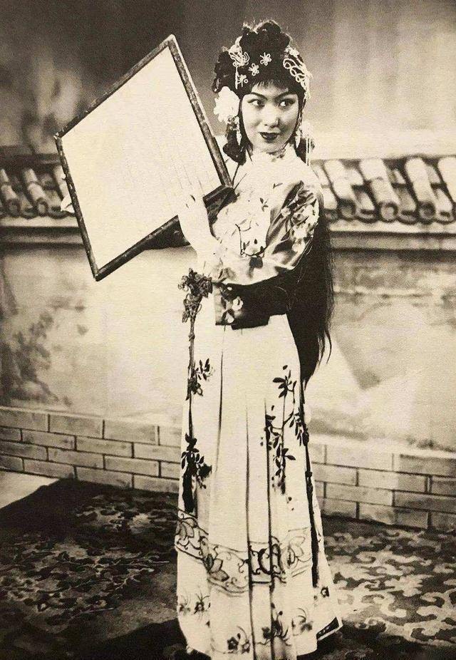 京剧名家宋长荣的红娘灵动,孙毓敏的娇憨,但是二人都不如童芷苓