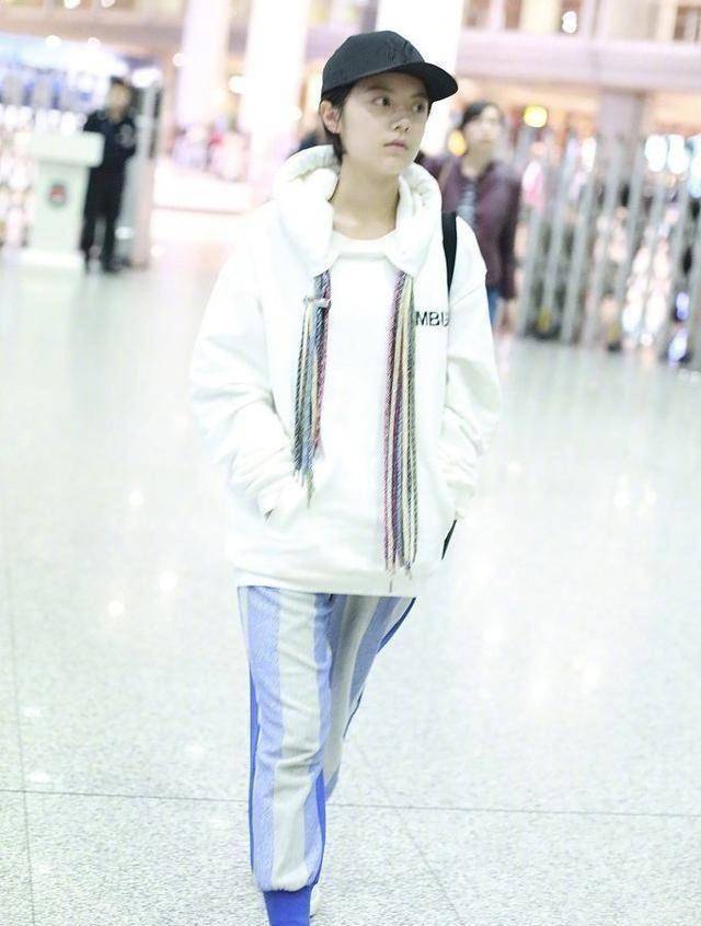 原创流浪地球女主赵今麦素颜现身机场年仅16岁就已经气质不凡