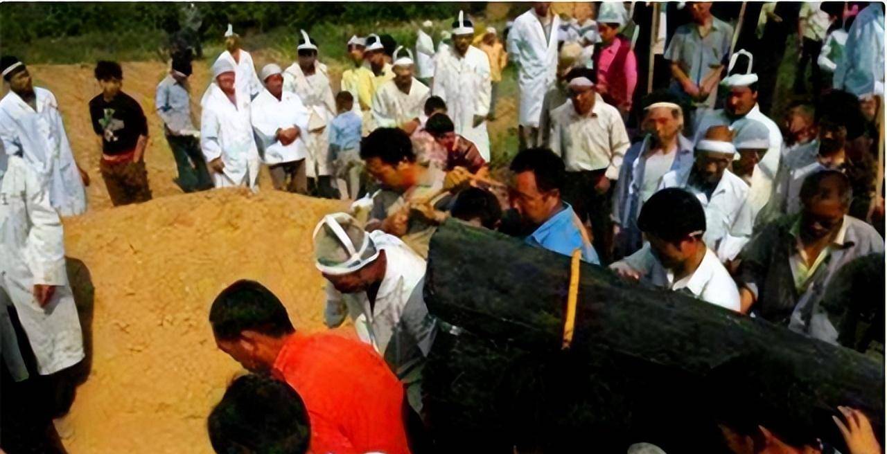 原创1996年山东少女为养家三度卖血死后三个哥哥为她披麻戴孝