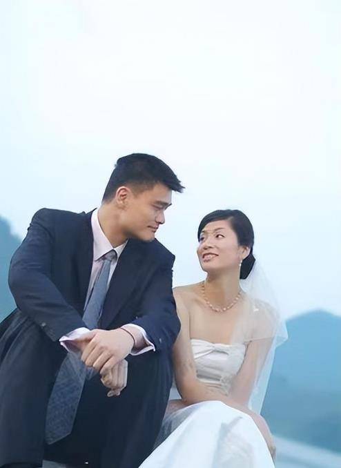 姚明母亲原来是她曾是女篮队长30岁因伤退役和孙女定居美国