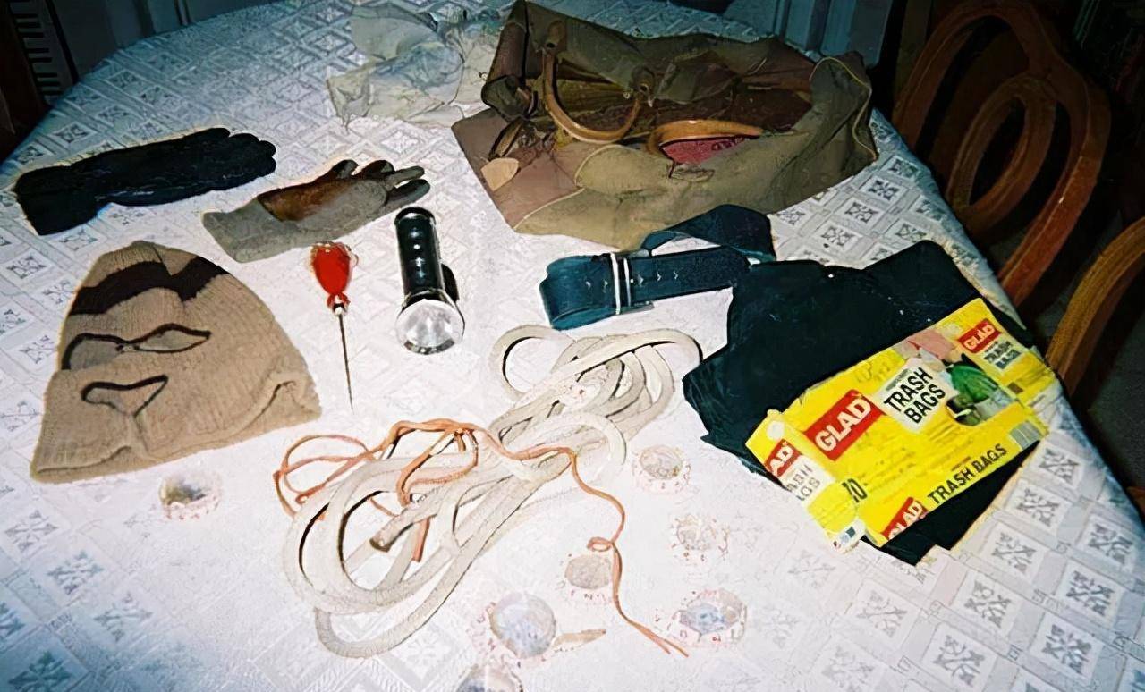 审讯过后,警方确认了该男子就是泰德·邦迪,并且与去年卡罗尔事件中的