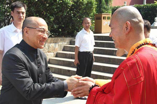 东南亚有一小国:国王很亲民,64岁还未结婚,父母与中国很友好_西哈莫尼