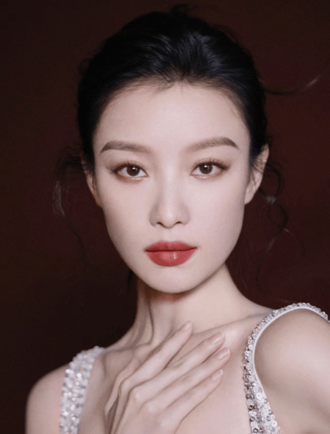 与之对比的是像倪妮这样大气的长相,倪妮的五官量感和面部留白其实都