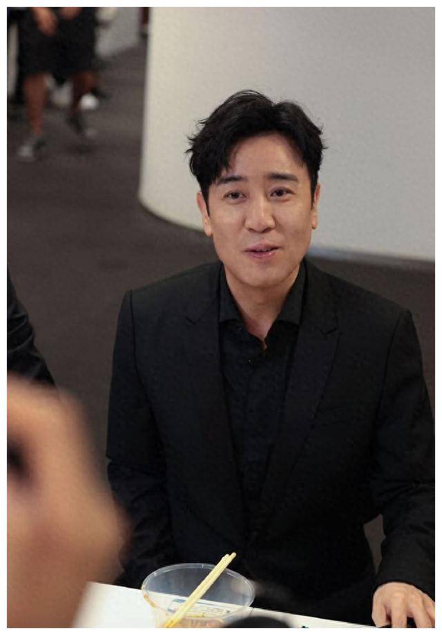 演员于和伟娶了一个平凡妻子最明智抉择每日温馨幸福