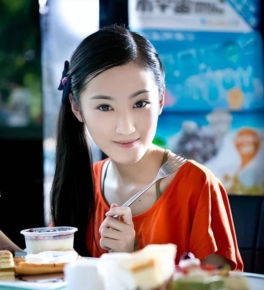 首先,黄诗佳的戏外和剧内人设反差很大,她拍摄的视频很喜欢追求时尚的