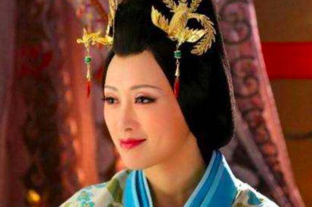 与李谅祚上位之初的情况相同,因新皇年纪尚小,无法把持朝政,梁太后便